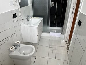 Classic Quadruple Room, Ensuite, Courtyard View | Bathroom - Park Hotel (Isola di Capo Rizzuto)