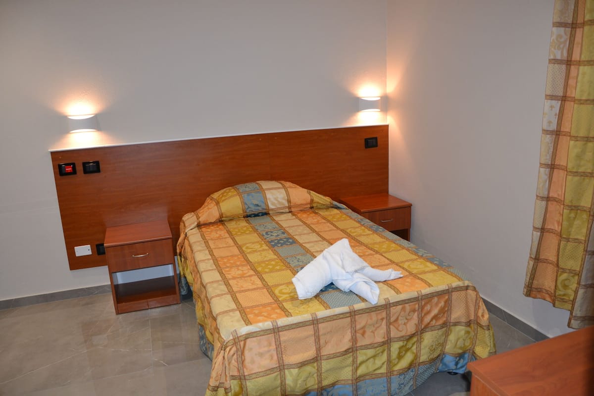 Classic Single Room, Ensuite, Courtyard View