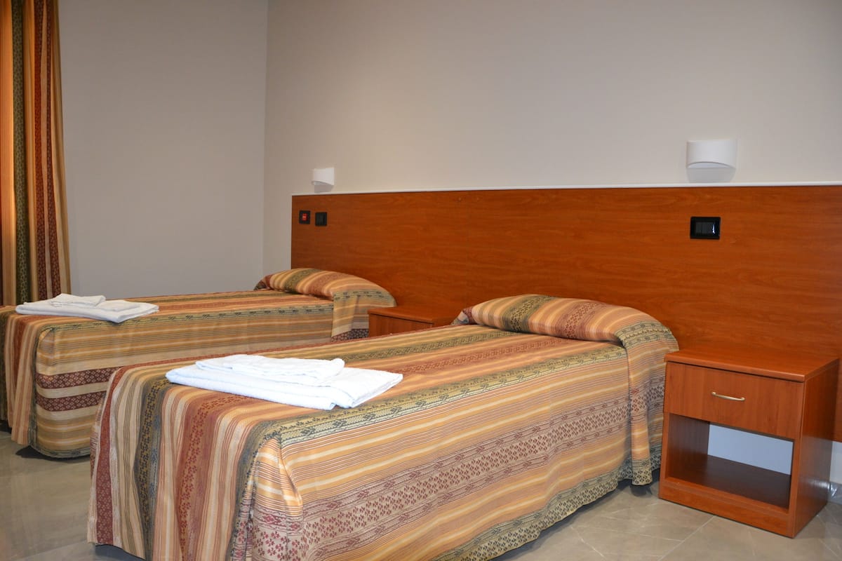 Classic Twin Room, Ensuite, Courtyard View