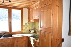 Kjøleskap, mikrobølgeovn, ovn og oppvaskmaskin