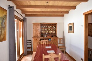 Dining - 300m from resort center, 1st floor, terrace, balcony, fireplace or stove, tv, ski locker, 74m² (Pralognan-la-Vanoise)