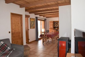 Interior - 300m from resort center, 1st floor, terrace, balcony, fireplace or stove, tv, ski locker, 74m² (Pralognan-la-Vanoise)