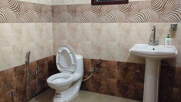 Ducha, toallas, jabón y papel higiénico