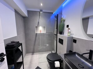 Een haardroger, handdoeken, zeep, shampoo