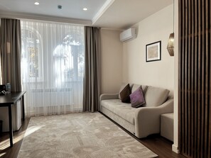 Business-Suite, 1 King-Bett und Schlafsofa | Hochwertige Bettwaren, Pillowtop-Betten, Zimmersafe