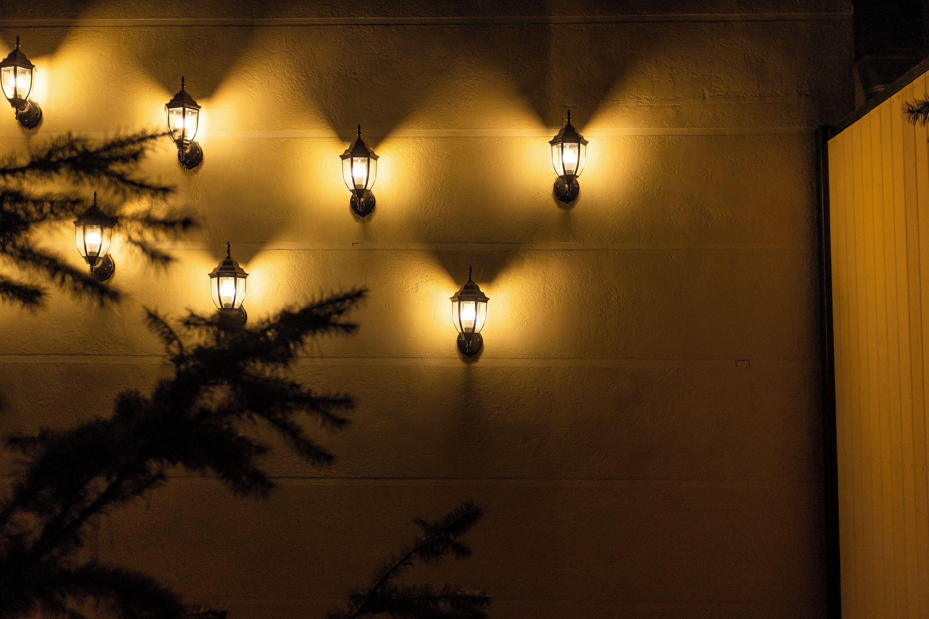 Eine Wand mit mehreren Wandleuchten.