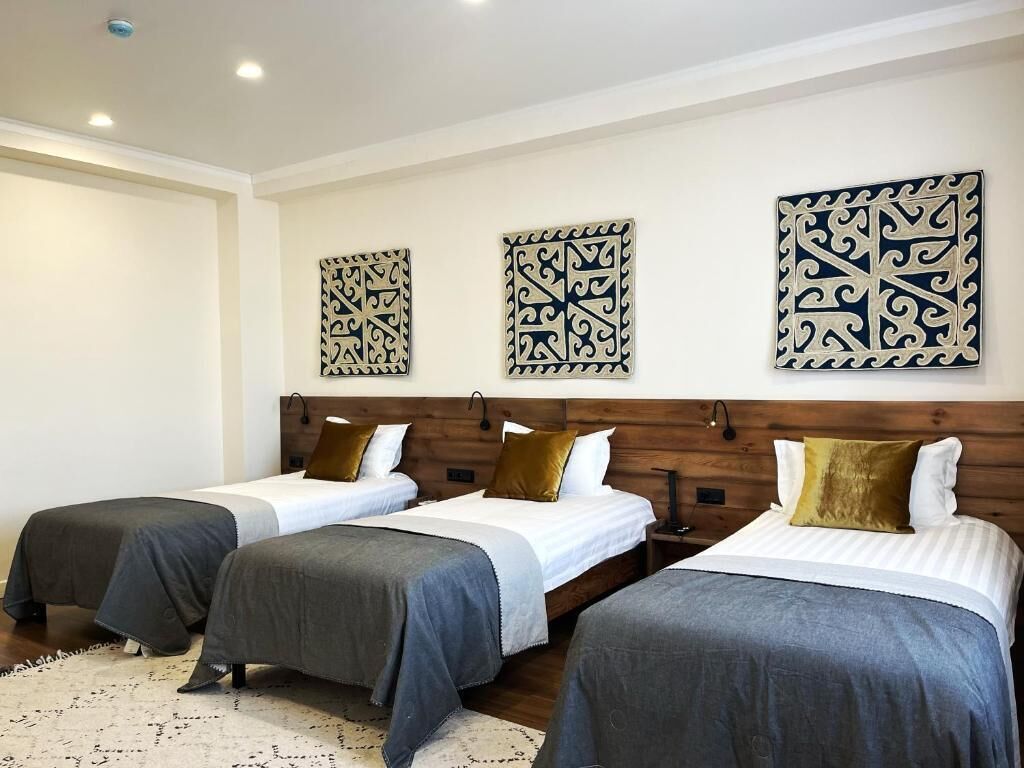 Habitación triple, varias camas | Ropa de cama de alta calidad y camas con pillow-top 