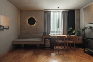 Contempo King | Oppholdsområde | En 55-tommers smart-TV med kabel-kanaler