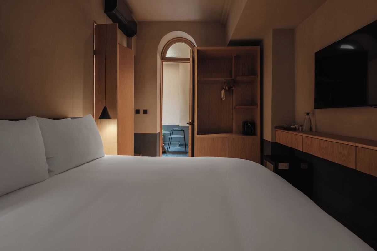 Legado Patio | Premium bedding, down comforters, minibar, in-room safe