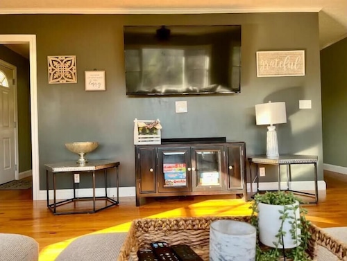 Harmony House-Near TIEC & Vineyards,Pool Table,Fire Pit,Sleeps 8,Mountain Views