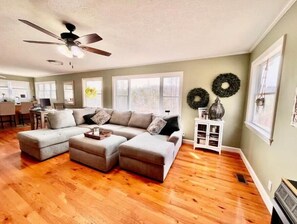 Smart-TV, Kamin, Bücher