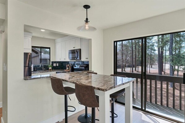 Fridge, microwave, oven, stovetop - Pick of the Pines Pinehurst (Pinehurst)