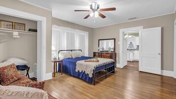 2 bedrooms, desk, iron/ironing board, WiFi