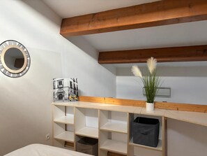 1 quarto, ferros/tábuas de passar roupa, berço de viagem