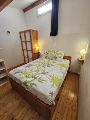 1 habitación, tabla de planchar con plancha y cuna de viaje 