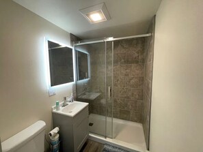 Hair dryer, towels, toilet paper - Seward Downtown Suites
(Seward)