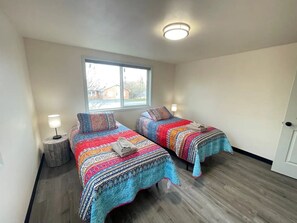 2 bedrooms, iron/ironing board, WiFi, bed sheets - Seward Downtown Suites
(Seward)