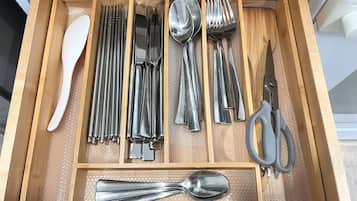 Full-sized fridge, microwave, oven, stovetop