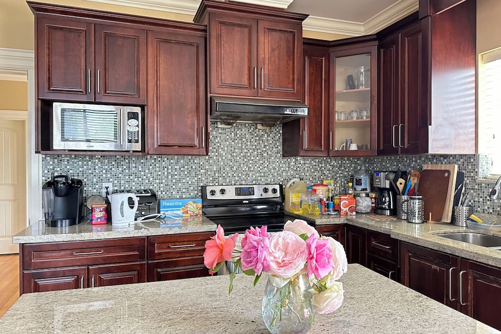 Vancouver Metrotown Modern Guest House