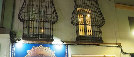 Fachada de la propiedad por la tarde o noche