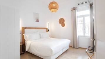 4 bedrooms, desk, iron/ironing board, WiFi