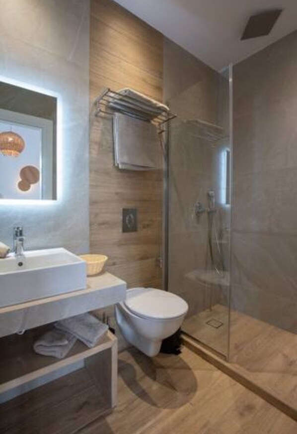 Dusche, Haartrockner, Handtücher, Shampoo