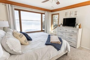 4 bedrooms, free WiFi - GameRooms, HotTub, Sand Beach at Lakeshore Retreat (Cadillac)