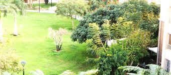 Secure : Handcrafted Furniture with garden view 22 minutes to the airport 