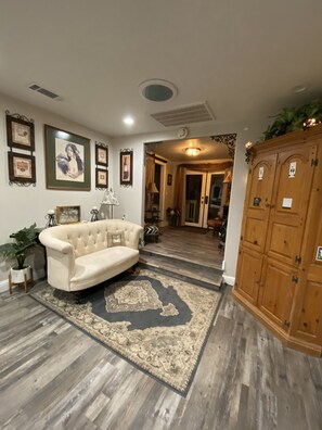 Interior - Charming Fair Play Cottage near local wineries (Somerset)