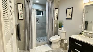 Regadera, secadora de cabello, bidet, toallas