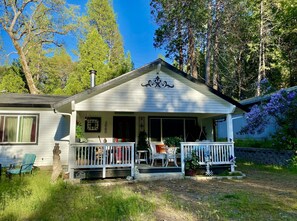 Terrace/patio - Charming Fair Play Cottage near local wineries (Somerset)