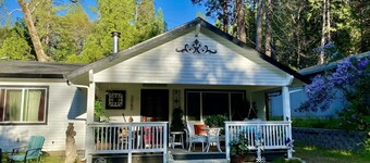 Charming Fair Play Cottage near local wineries