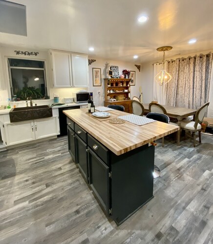 Charming Fair Play Cottage near local wineries