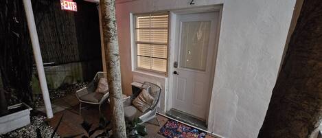 Vista frontal de la propiedad