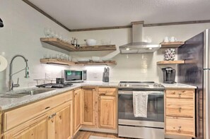 Een koelkast, een magnetron, een oven, een kookplaat