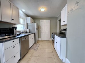 Private kitchen - Conveniently Located Modern Bungalow (Topeka)