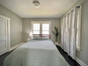 2 bedrooms, iron/ironing board, WiFi, bed sheets - Conveniently Located Modern Bungalow (Topeka)