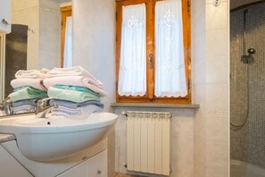 Shower, hair dryer, bidet, towels - Apartment in the historic center (San Gimignano)