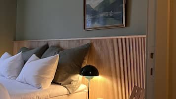 5 bedrooms, iron/ironing board, WiFi, bed sheets