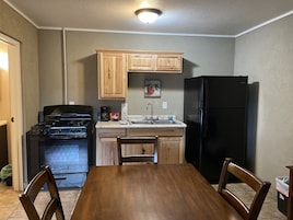 Comfort Room | Private kitchen | Full-size fridge, microwave, oven, coffee/tea maker