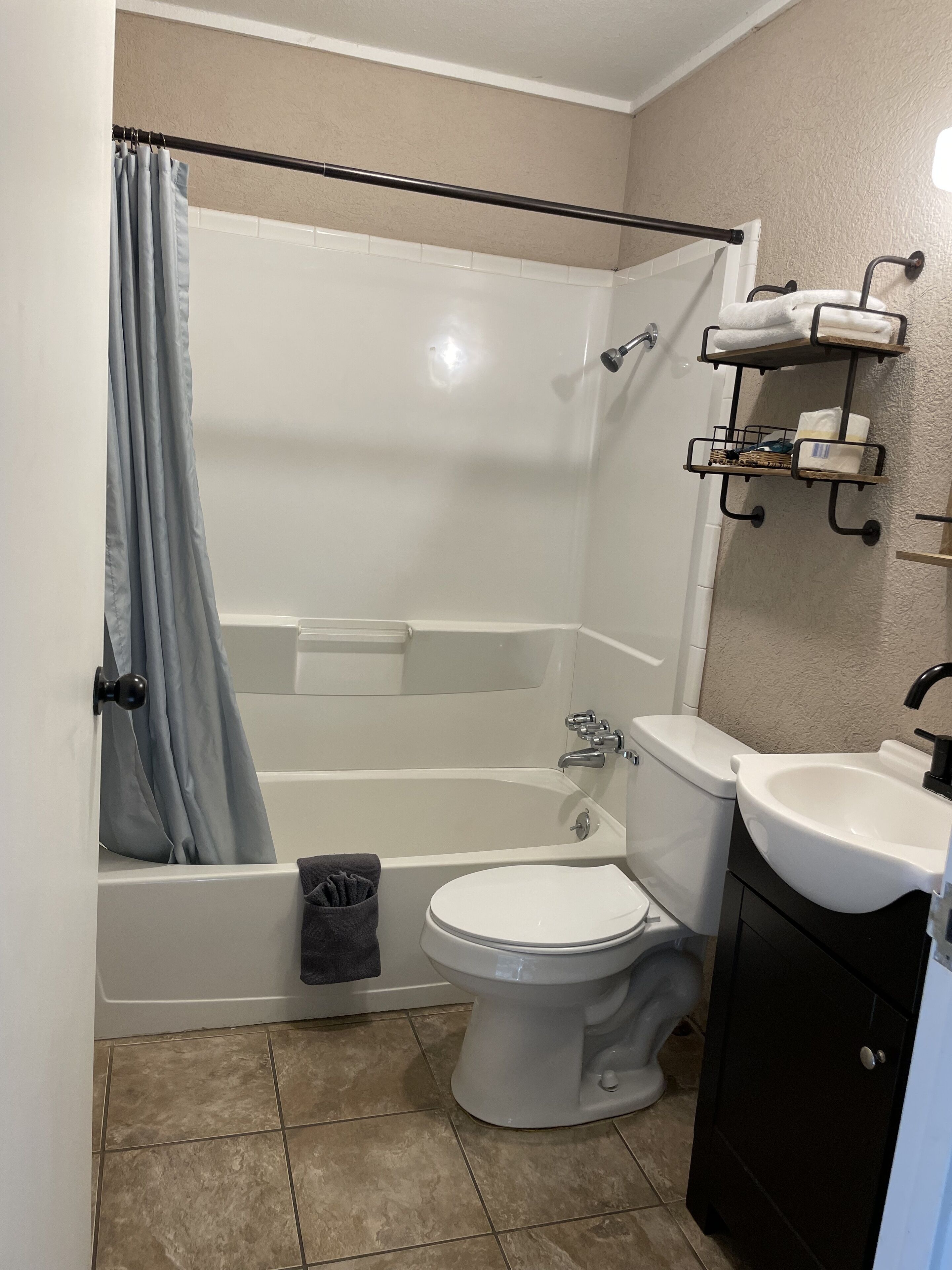 舒适客房 | 浴室 | 淋浴/盆浴组合、毛巾