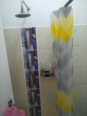 Handtücher, Seife, Shampoo, Toilettenpapier