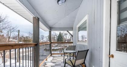 Cozy Cottage Across Lake Simcoe