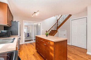 雪櫃、微波爐、焗爐、爐具