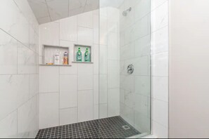 Towels, soap, shampoo, toilet paper - Cozy Cottage Across Lake Simcoe (Innisfil)