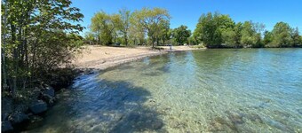 Cozy Cottage Across Lake Simcoe