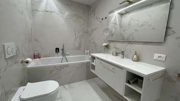 Haartrockner, Handtücher, Seife, Shampoo