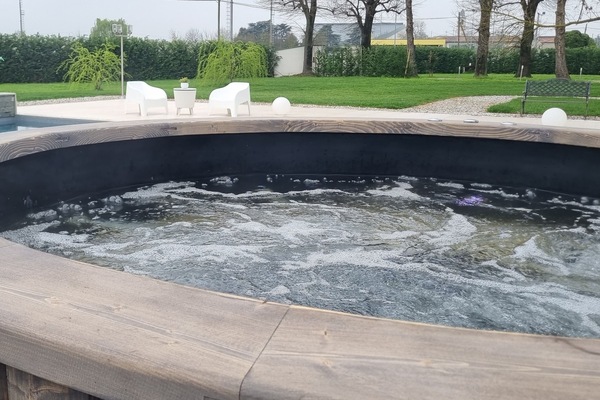 Outdoor spa tub