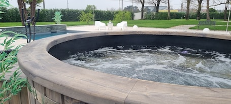 Outdoor spa tub. LuxuryCasaKadd001