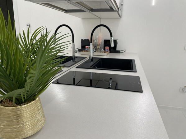 Kühlschrank, Mikrowelle, Herdplatte, Wasserkocher mit Kaffee-/Teezubehör